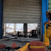 Trabajos de extinción del fuego en parque industrial se encuentran en alrededor del 90%