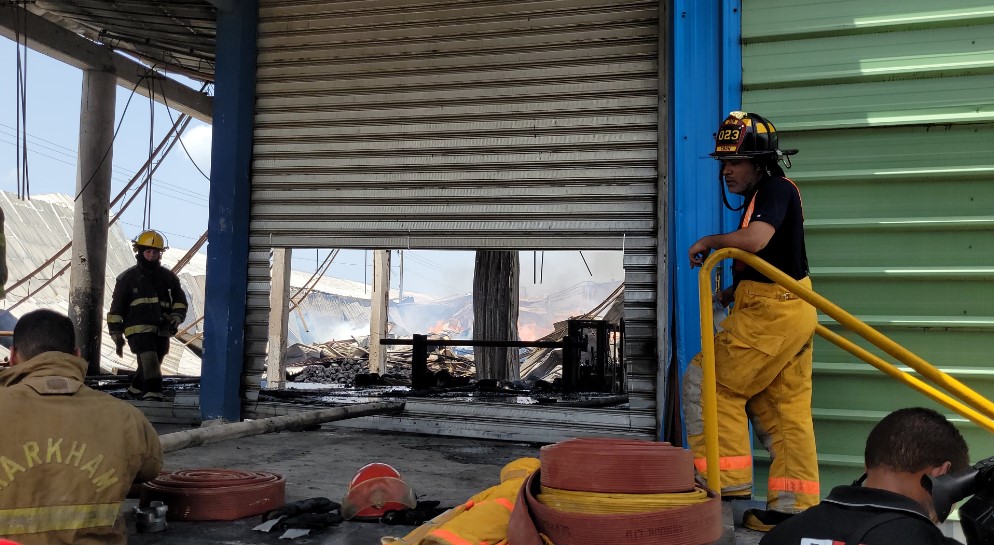 Trabajos de extinción del fuego en parque industrial se encuentran en alrededor del 90%