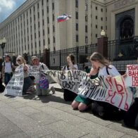 Esposas de soldados exigen ante el Ministerio de Defensa ruso el retorno de sus maridos