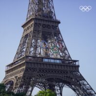 La Torre Eiffel exhibe los 5 aros olímpicos