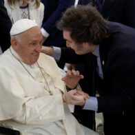 El papa y Milei se abrazan al encontrarse en la cumbre del G7 en Italia