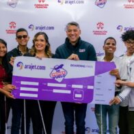 Jóvenes con discapacidad visual volarán por primera vez con Arajet