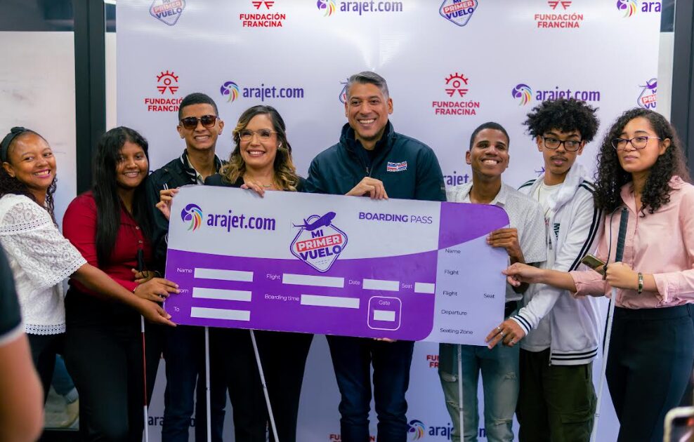 Jóvenes con discapacidad visual volarán por primera vez con Arajet