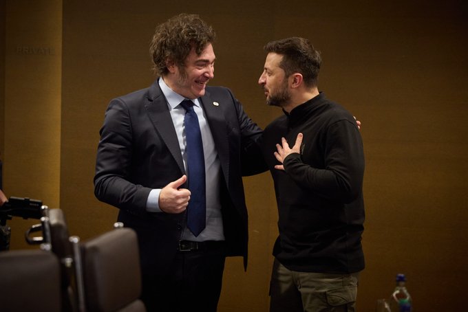 Zelenski se reúne con Milei en Cumbre de Paz en Suiza y le entrega la Orden de la Libertad