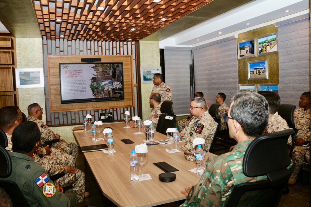 Ministro de Defensa visita instalaciones del CESFronT en Santo Domingo