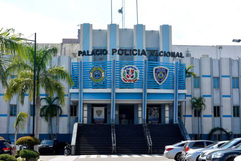 Apresan a tres individuos por robo de celulares en Puerto Plata 7 | Noticias de hoy en República Dominicana Palacio de la Policia Nacional 1 | Noticias de hoy en De Último Minuto