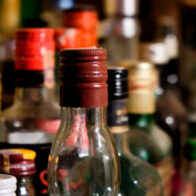 Autoridades desmantelan laboratorio clandestino de bebidas alcohólicas adulteradas en Villa Mella