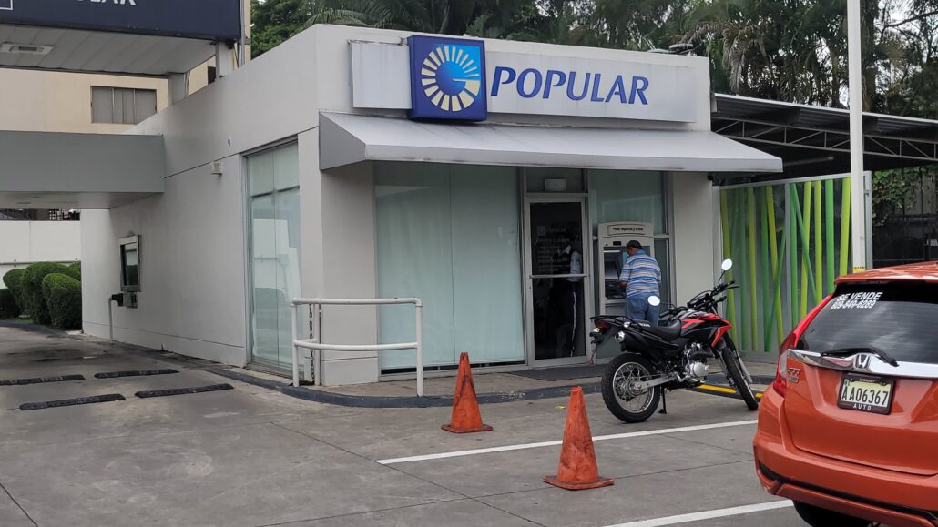 Sucursal del Banco Popular asaltada ayer trabaja con normalidad este martes