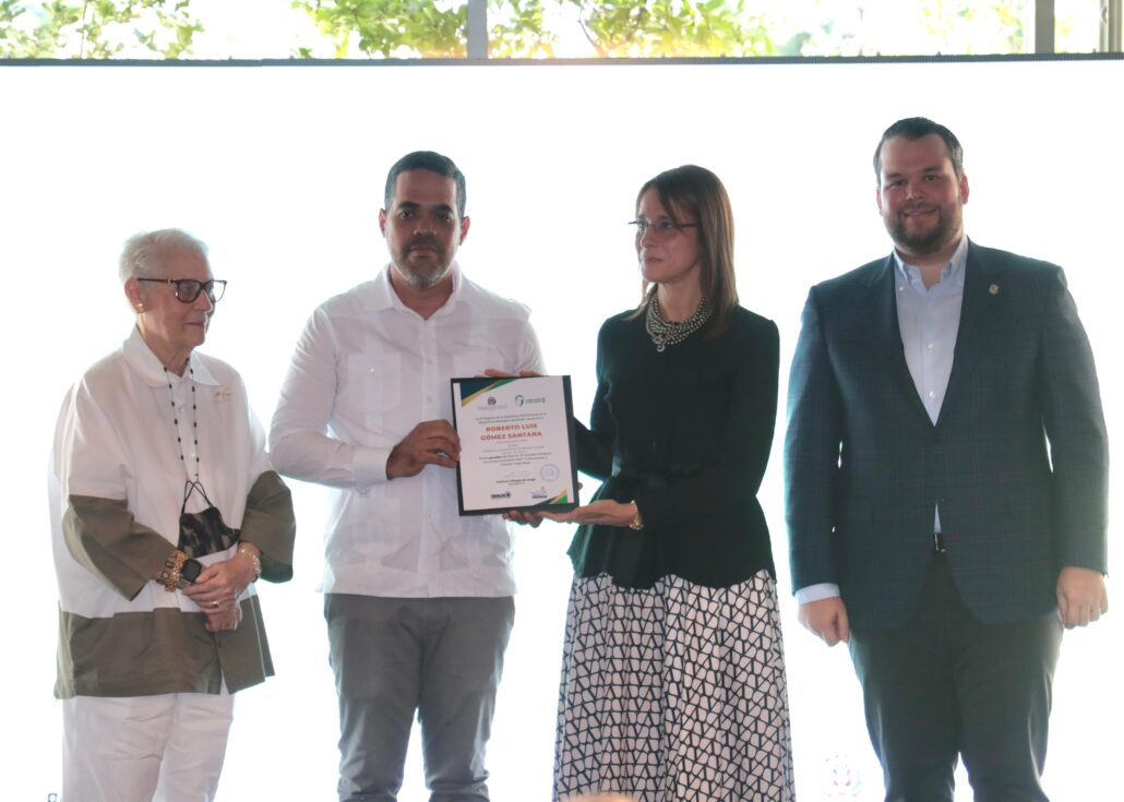 Entregan primer premio "Cambio Climático no Conoce Fronteras 2024", en honor a Orlando Jorge Mera