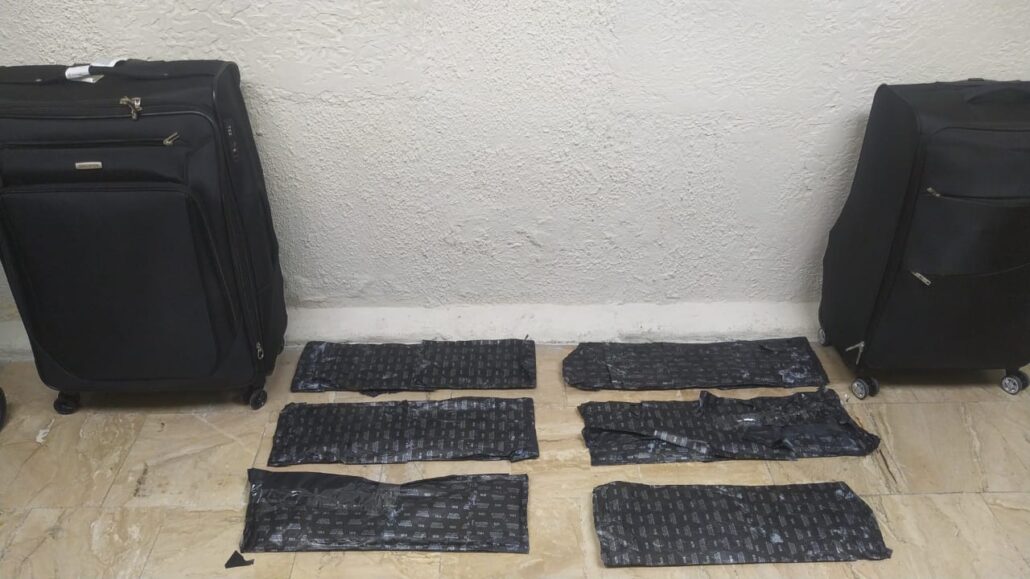 Detienen en Aeropuerto de Punta Cana a una pareja con seis láminas de presunta cocaína