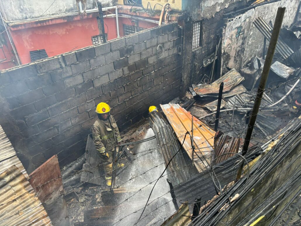 Incendio en Ensanche Kennedy se originó en fábrica de vela clandestina