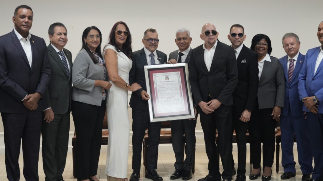 Senado reconoce trayectoria de la emblemática agrupación “Los Hermanos Rosario”
