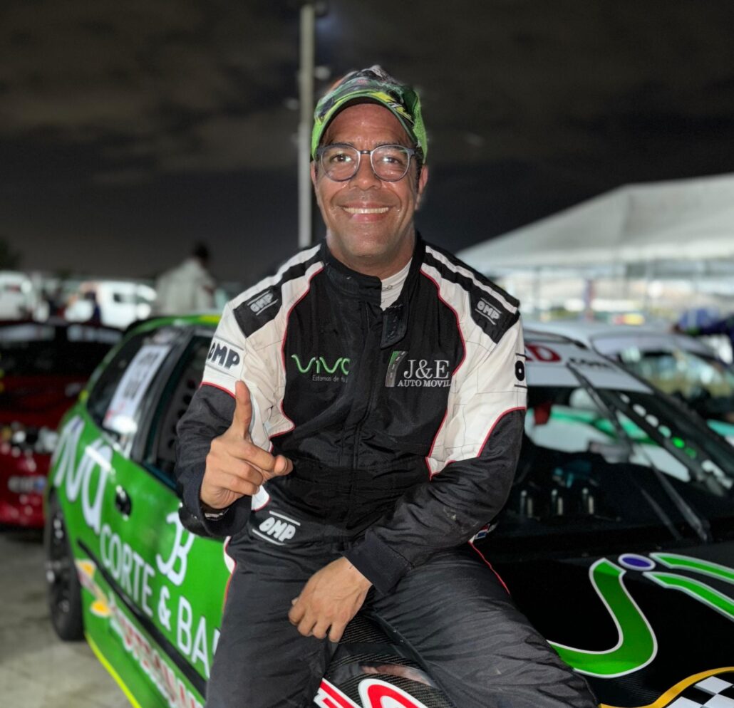 Jonathan Basden sigue imbatible en automovilismo