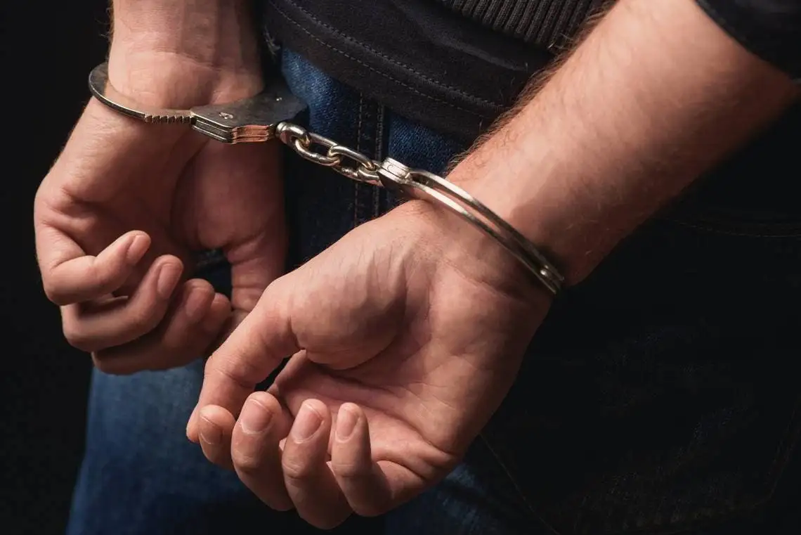 Apresan dos hombres por robo y estafa de joyas en Santiago