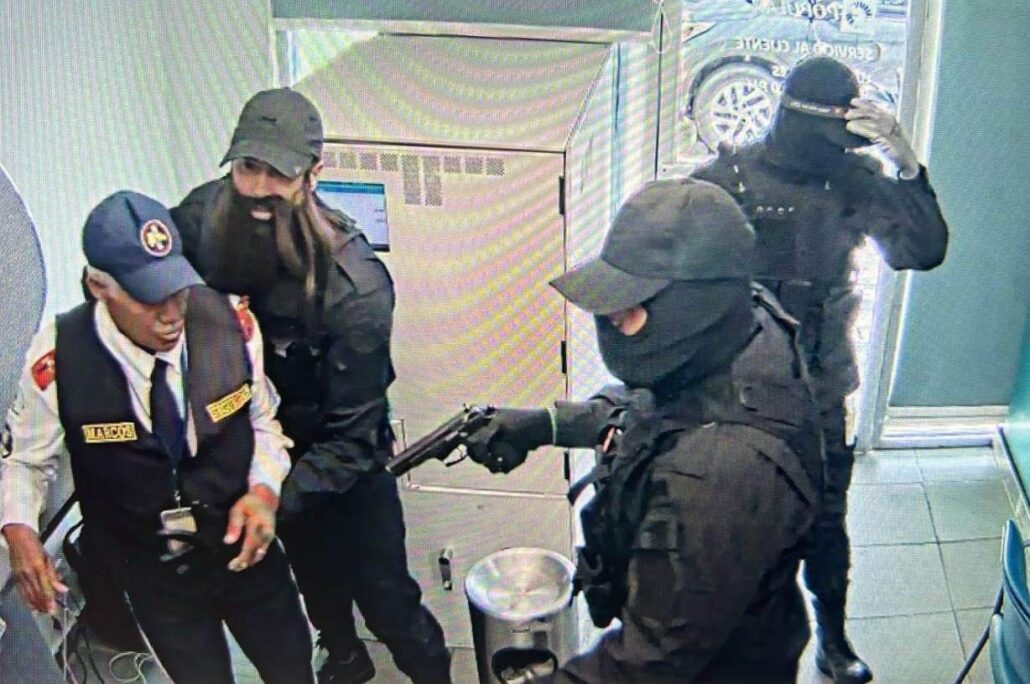Asaltantes a sucursal Banco Popular en DN entraron al país con pasaporte chileno