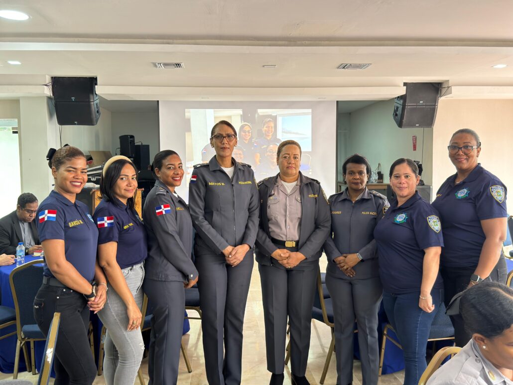 Personal femenino de la Dirección Policía NNA es agasajado con evento "Poli-Madre NNA"