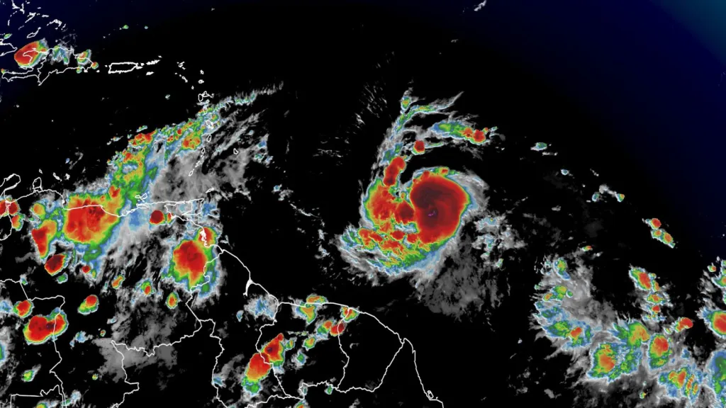 Beryl se convierte en huracán categoría 3