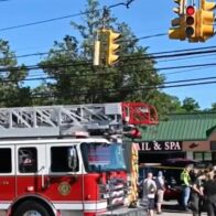 Cuatro muertos y nueve heridos tras estrellarse minivan en centro de uñas de Long Island