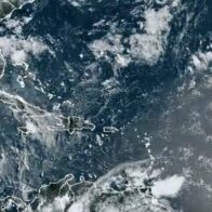 Temperaturas calurosas y aguaceros dominarán el clima este sábado