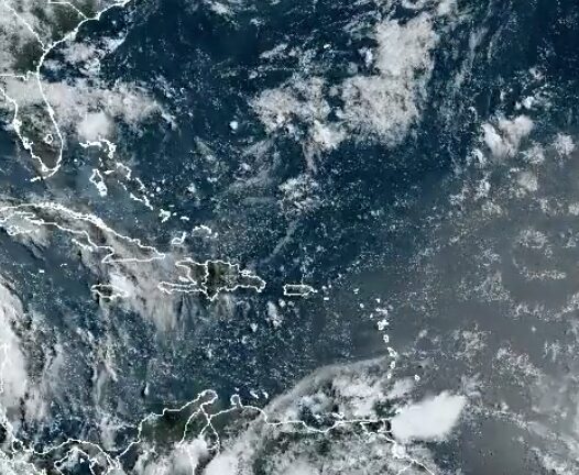 Temperaturas calurosas y aguaceros dominarán el clima este sábado