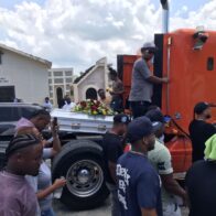 Familiares y camioneros despiden a Richard Estrella, implicado en el asalto al Banco Popular