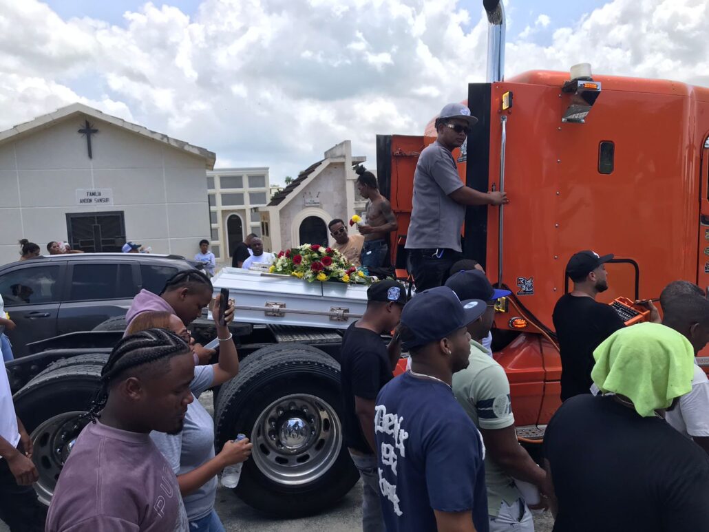 Familiares y camioneros despiden a Richard Estrella, implicado en el asalto al Banco Popular