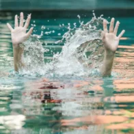Muere ahogado en piscina de Santiago un niño autista