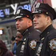 Policía de Nueva York prohíbe a sus agentes el uso de barbas, patillas y bigotes