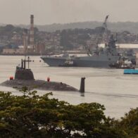 Los cubanos se agolpan pese a las lluvias a ver la flotilla naval rusa en La Habana