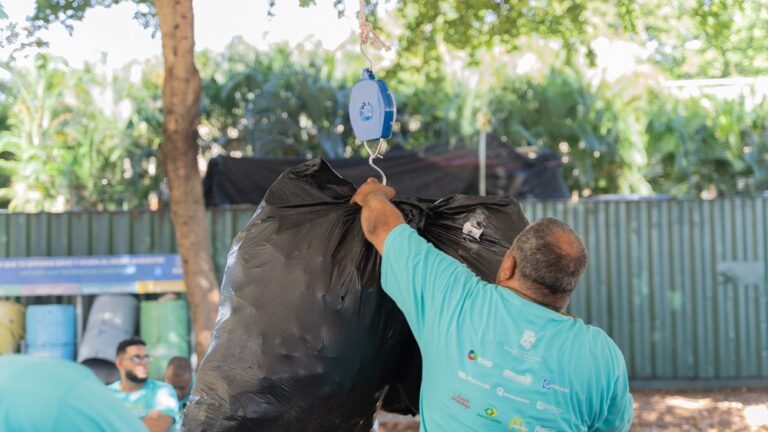 Botellitas entregadas en Plásticos por Escolares serán convertidas en mobiliario urbano