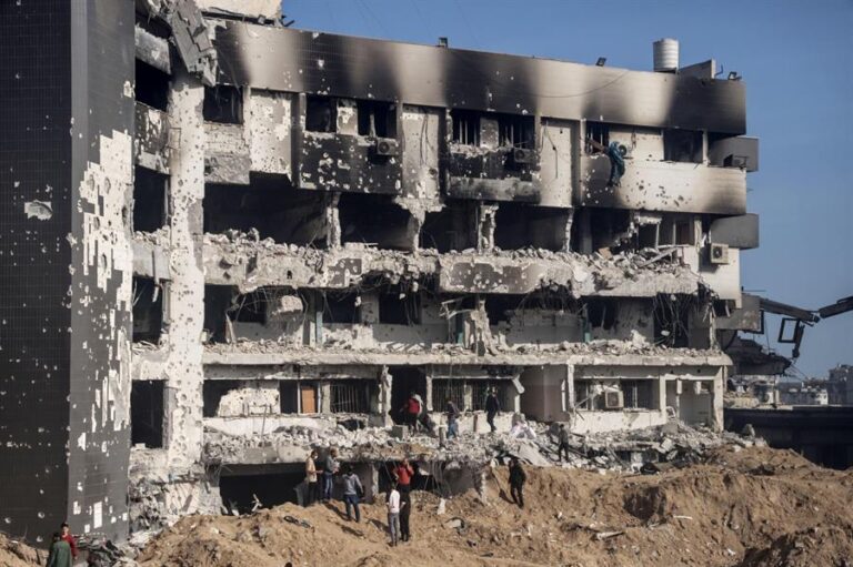 Israel libera al director del principal hospital de Gaza tras siete meses de detención