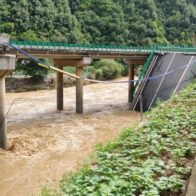 Al menos 17 carros y 8 camiones cayeron a un rio tras colapso de puente en China