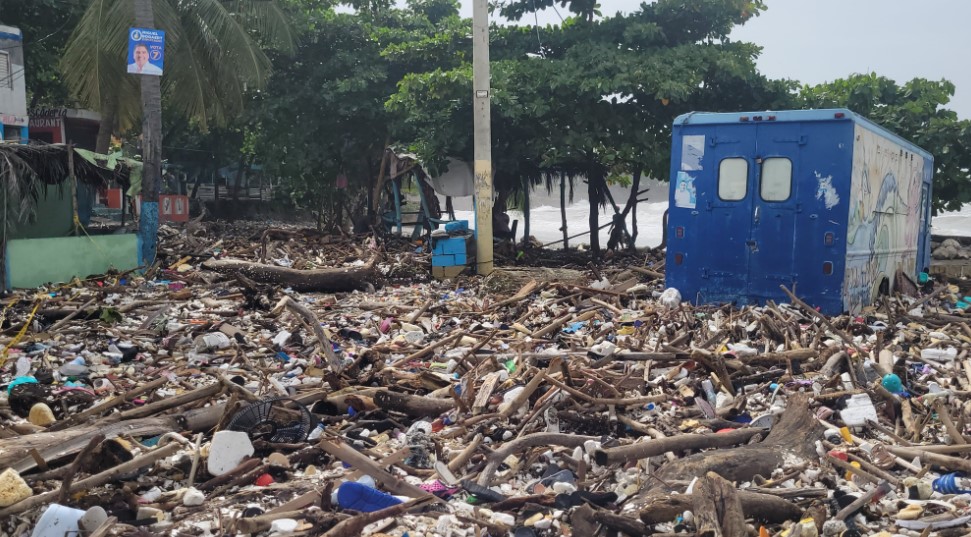 Viviendas y negocios afectados por huracán Beryl en playita Manresa