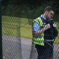 Activistas se pegan a la pista del aeropuerto alemán de Colonia/Bonn y bloquean el tráfico aéreo