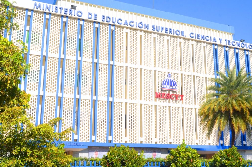 MESCyT instruye a rectores de universidades a tomar medidas preventivas ante efectos de ciclón Beryl