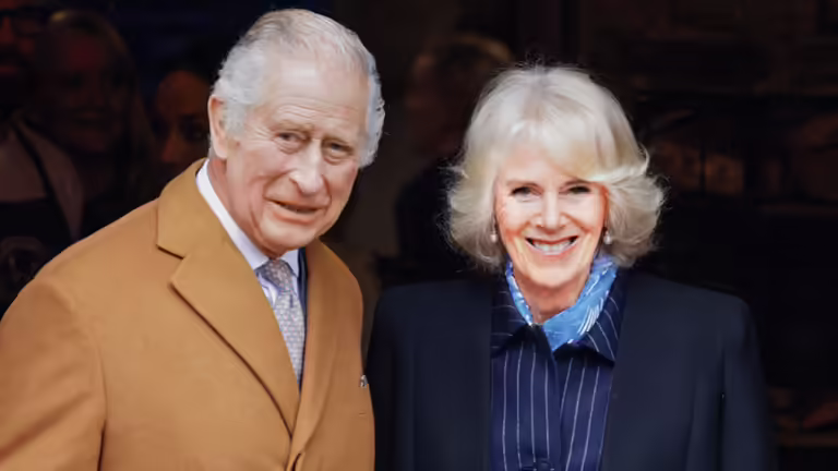 Evacúan a Carlos III y Camila tras una "falsa alarma" durante una visita a Jersey
