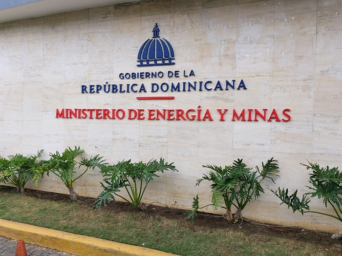 Brigadas trabajan para devolver la normalidad a suministro energía afectado por huracán Beryl 
