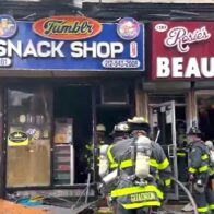 Fuego destruye varios negocios en Alto Manhattan