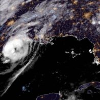 Beryl toca tierra como huracán cerca de la costa de Texas
