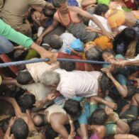 El caos por acercarse a un gurú desató la estampida con 121 muertos en la India