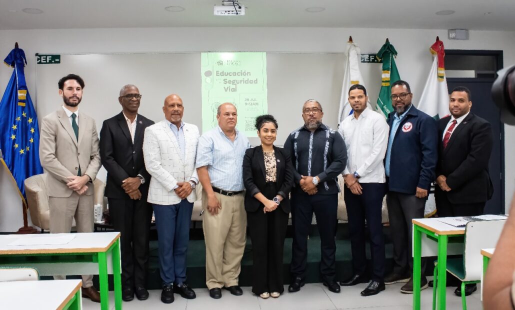 Directores Escolares participan junto al Defensor del Pueblo en Panel "Educación para la Seguridad Vial"