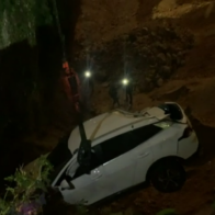 Jeepeta cae en un hoyo de excavación en avenida Anacaona