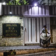 Cortan la luz a la embajada de Argentina en Venezuela y denuncian hombres armados trataron de penetrar