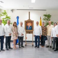 Frank Rainieri es honrado por la Embajada del Ecuador en RD con retrato pintado