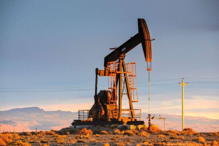 Petróleo de Texas sube un 3,43 % aupado por el repunte de la tensión en Yemen