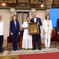 Abinader entrega Premio a la Excelencia Magisterial a cinco maestros