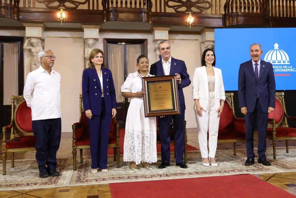 Abinader entrega Premio a la Excelencia Magisterial a cinco maestros