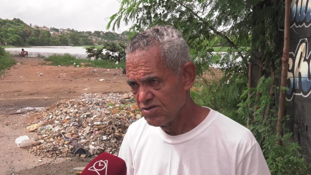 En la rivera del Río Ozama residentes guardan enseres del hogar por posibles inundaciones