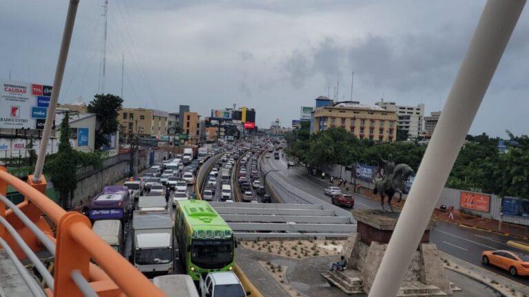 Se registran congestión del tránsito en distintas vías del Distrito Nacional