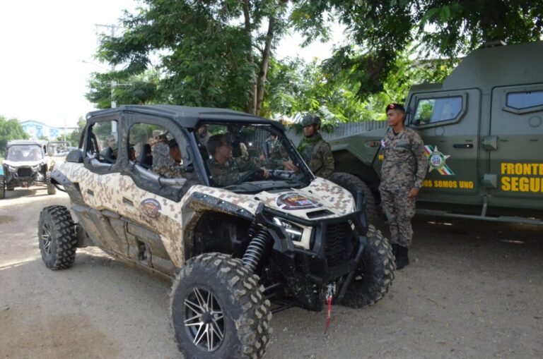 Ministro de Defensa realiza recorrido de supervisión desde Montecristi al comendador